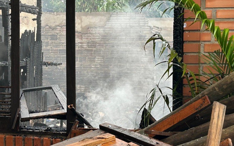 Incêndio destrói casa e deixa uma pessoa ferida em Novo Hamburgo | abc+