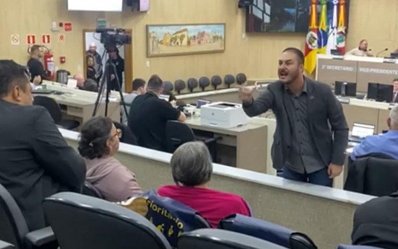 Vereador Juliano Souto deu voz de prisão a homem que estava acompanhando a reunião da Câmara | abc+