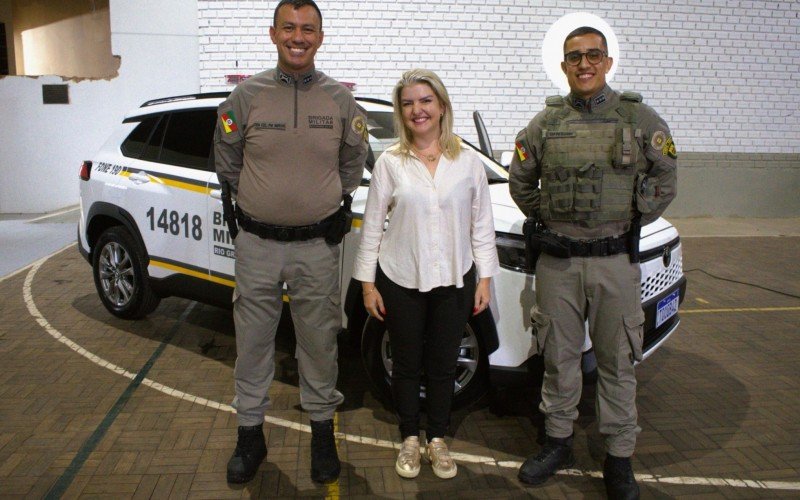Vice-prefeita Gênifer Engers acompanhou a entrega da viatura junto a policiais da Brigada Militar | abc+