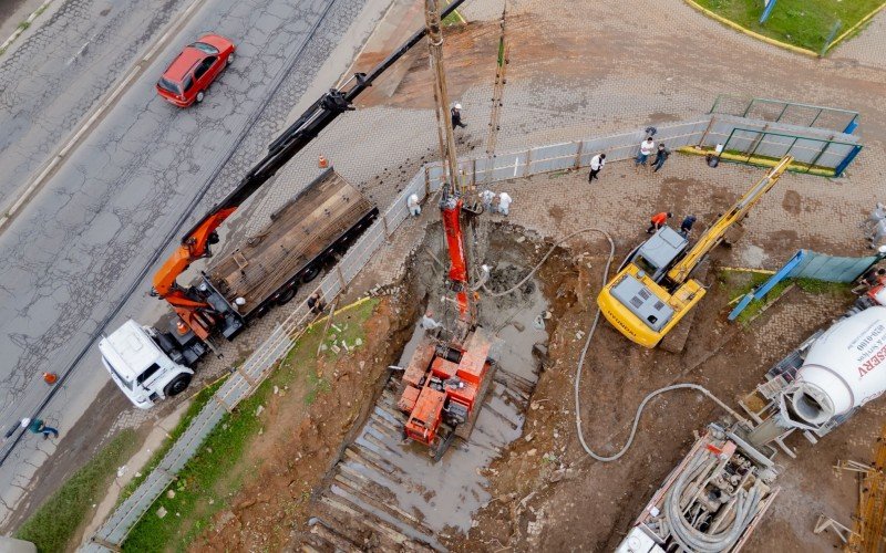 Construção ocorre no Rio Branco, próximo do Rio Gravataí