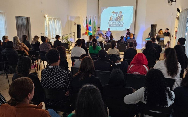 Seminário de Profissões foi oportunizado a jovens do Centro Medianeira