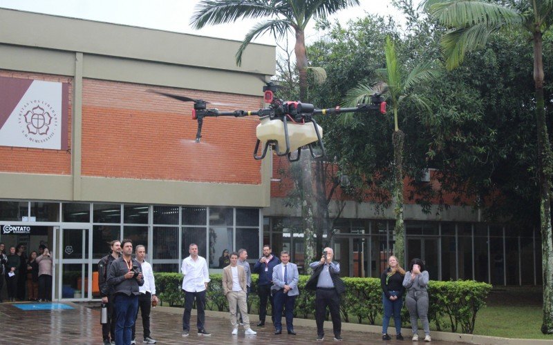 Demonstração com drone agrícola foi feito no campus Canoas