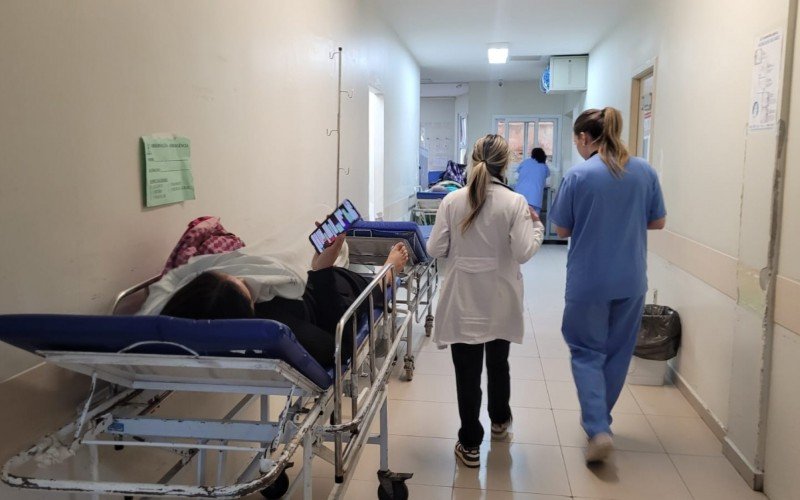 Sem vagas na internação, pacientes precisam aguardar vagas em macas na emergência do Hospital Municipal | abc+