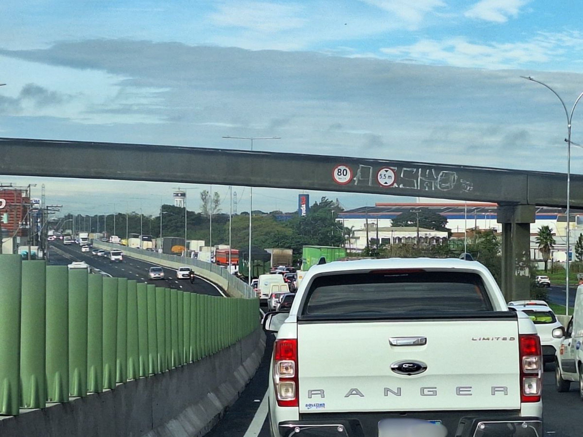 BR-116: Estreitamento de pista gera quilômetros de congestionamento na rodovia; veja o trecho