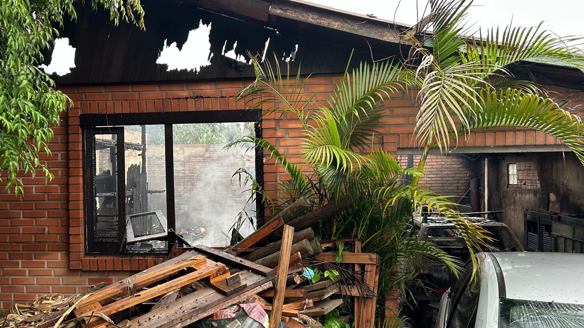 "Batalhar tudo de novo e começar do zero": Incêndio destrói casa e deixa uma pessoa ferida em Novo Hamburgo