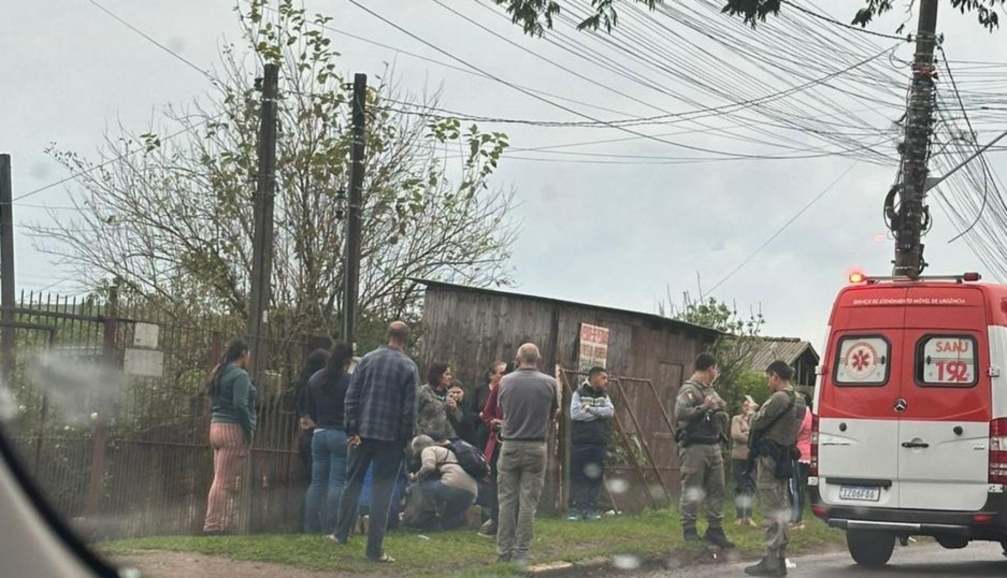 Hospital atualiza estado de saúde de irmãos feridos após colidirem bicicleta contra poste