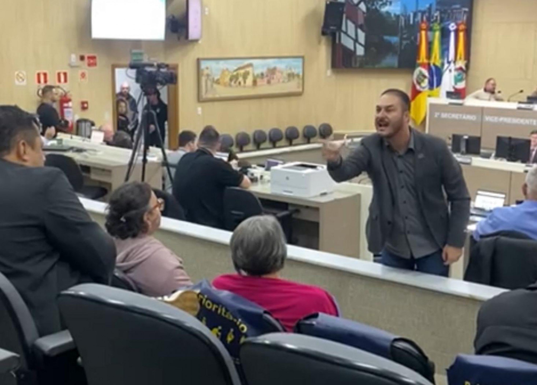 "Eu não consenti com isso", diz presidente da Câmara sobre atitude de vereador que deu voz de prisão a líder comunitário durante sessão