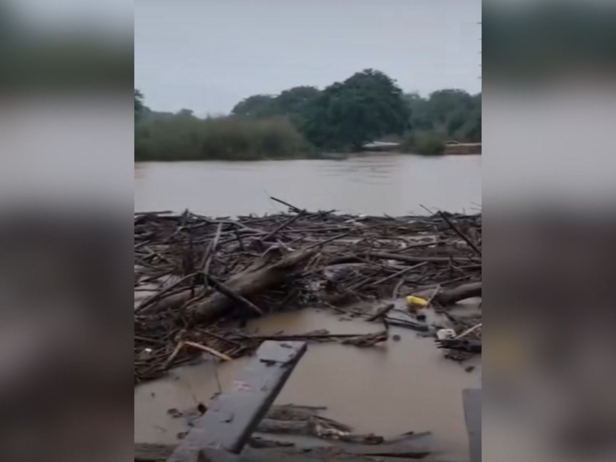 VÍDEO: Ponte desaba com força da chuva no interior do RS