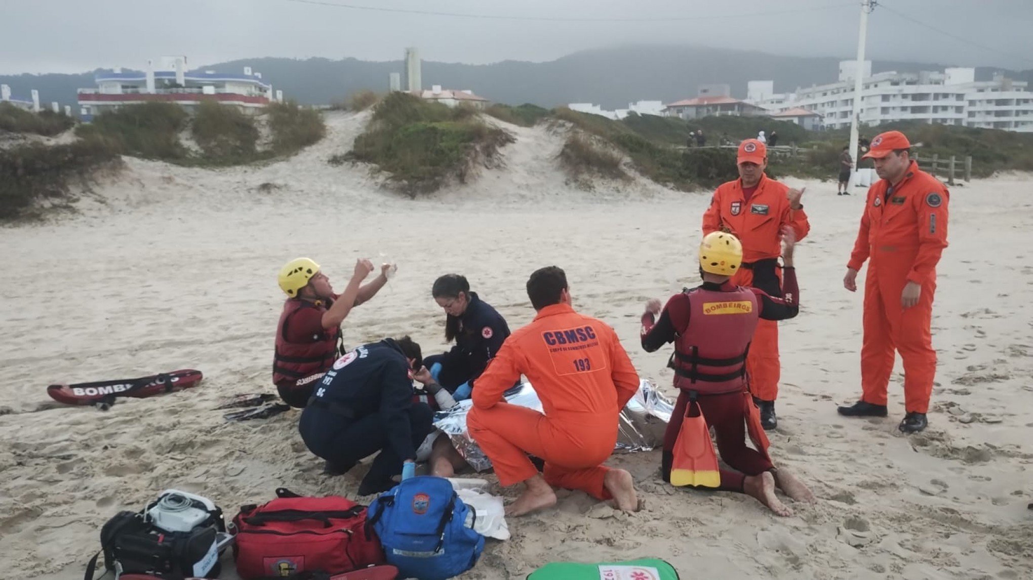 VÍDEO: Em Florianópolis, homem é resgatado do mar após sofrer queda em trilha