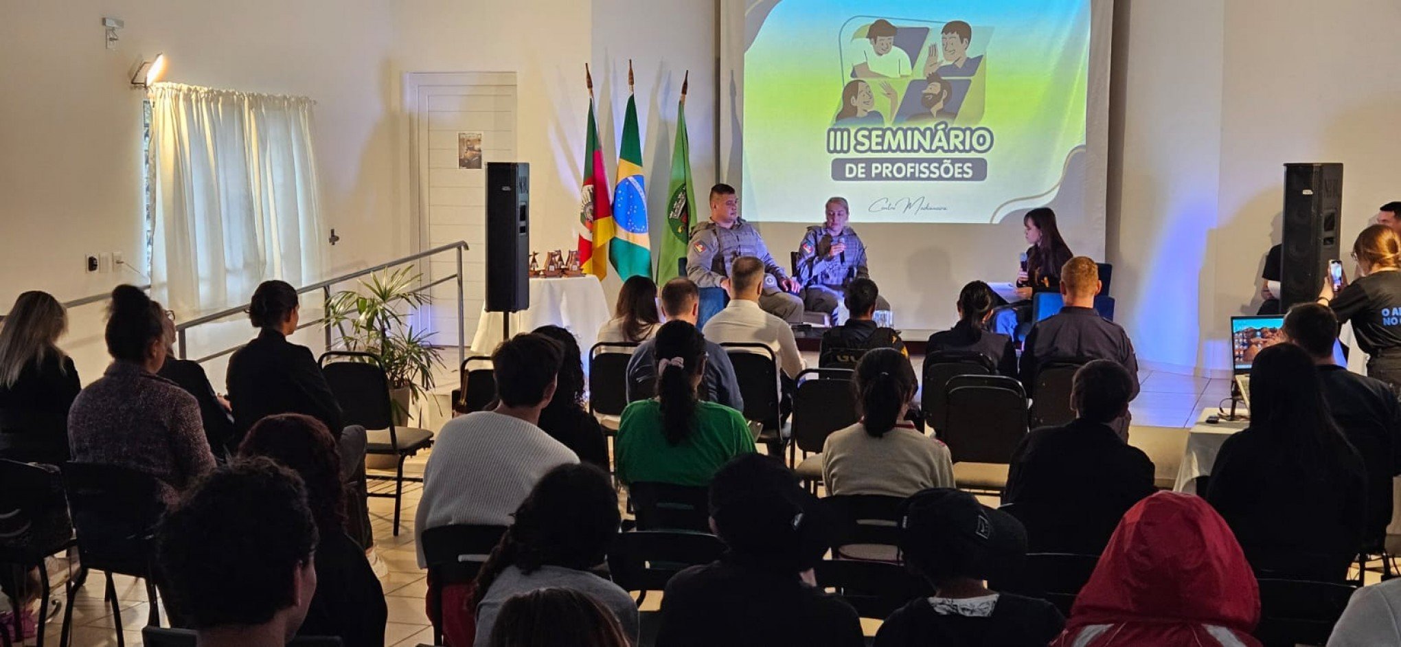 Seminário oferece aprendizado sobre profissões a jovens educandos do Centro Medianeira
