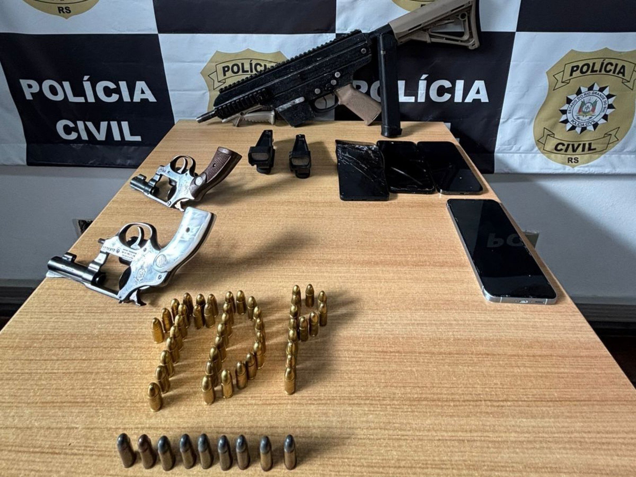 Submetralhadora artesanal é encontrada em Novo Hamburgo durante operação contra quadrilha de roubo de veículos