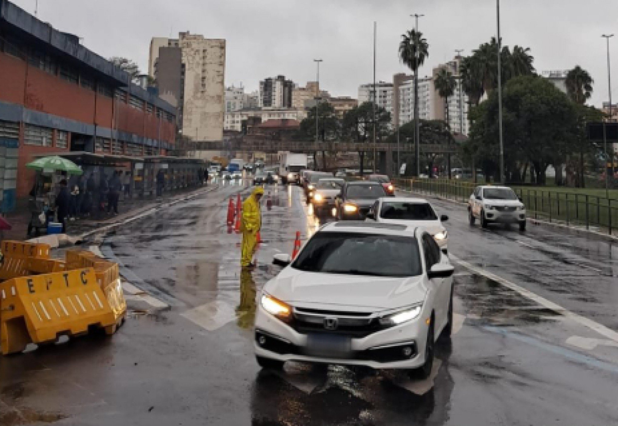 Avenida de Porto Alegre tem congestionamento nesta tarde; EPTC faz alerta sobre jogo do Inter e espetáculo no Gigantinho