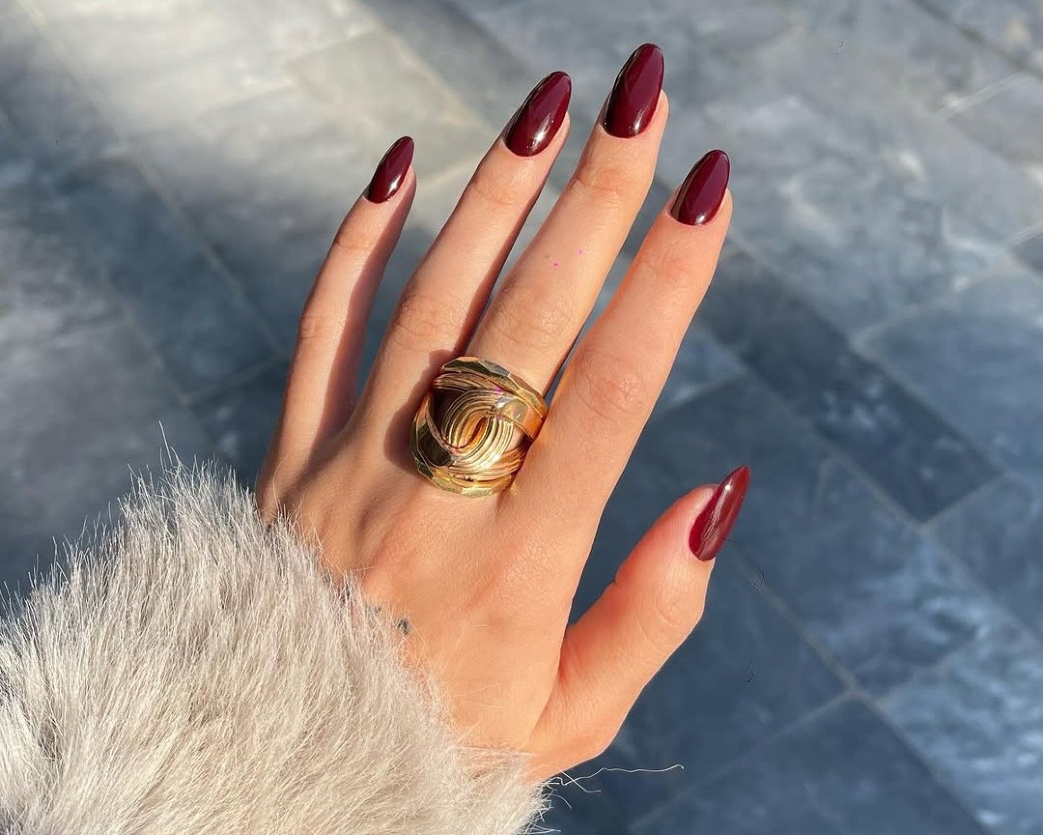 3 cores de esmalte que vão dominar as unhas no inverno 2025
