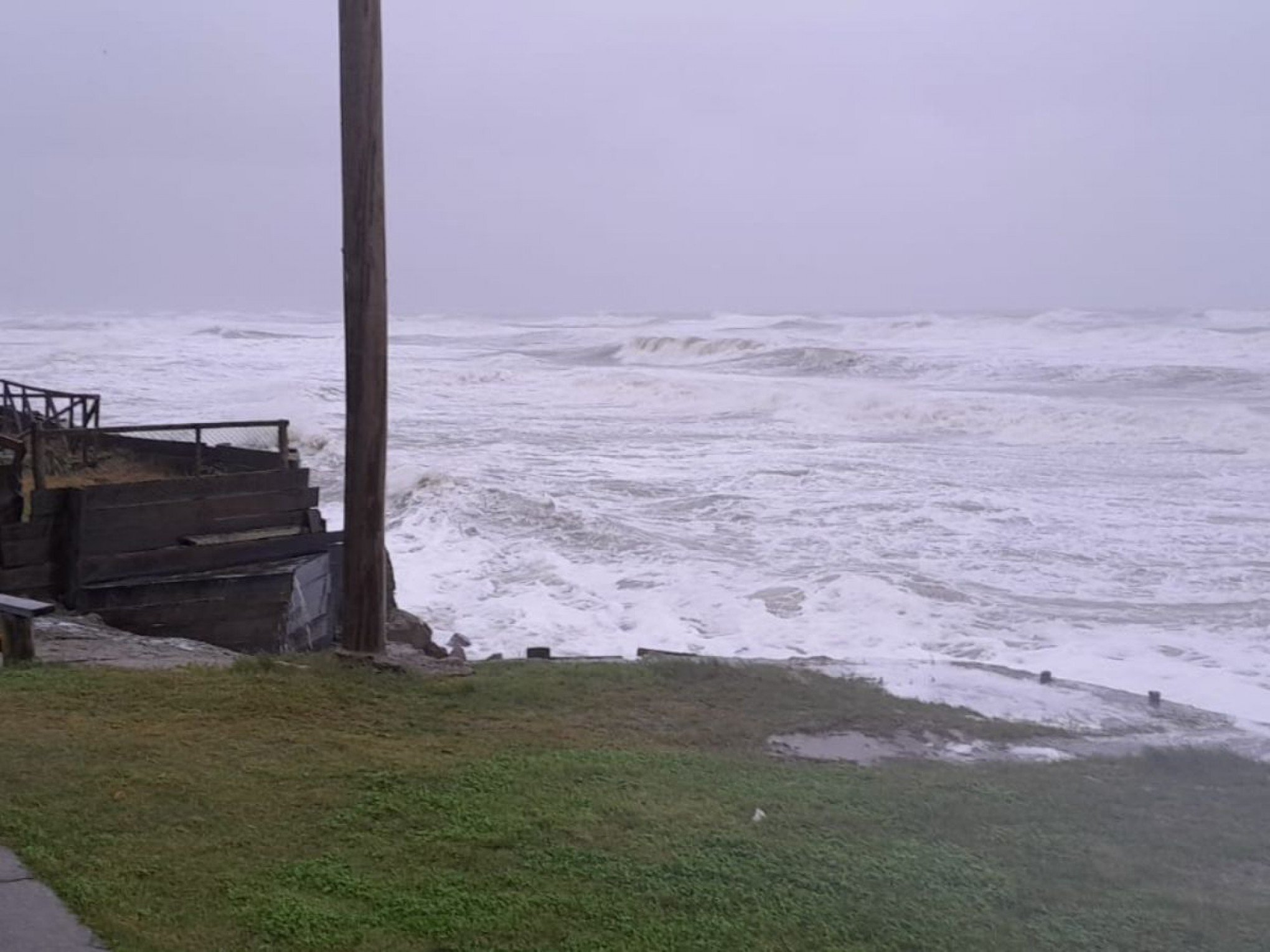 Defesa Civil do RS alerta para fortes rajadas de vento no litoral; veja quais cidades gaúchas têm estragos pela chuva