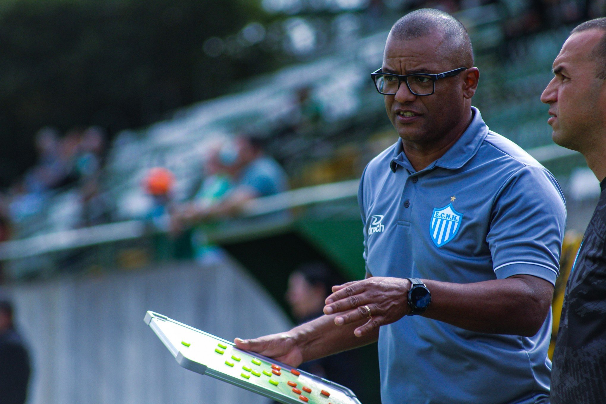 Novo Hamburgo anuncia desligamento de treinador e auxiliar técnico