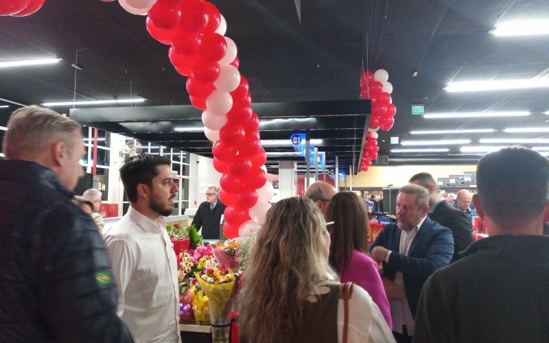 Autoridades participaram de evento na noite de quarta-feira, na nova unidade do Viezzer Supermercados em São Leopoldo