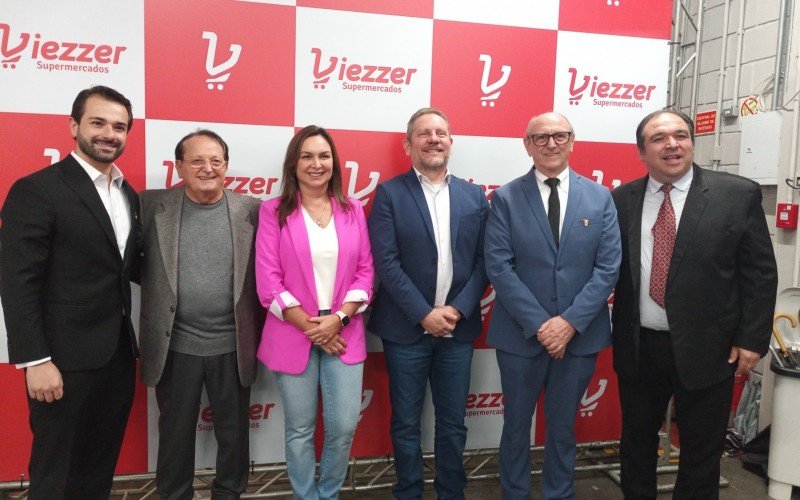 O diretor de opera&ccedil;&otilde;es da Rede Viezzer, Matheus Viezzer, e o presidente da rede, Mario Viezzer, com convidados
