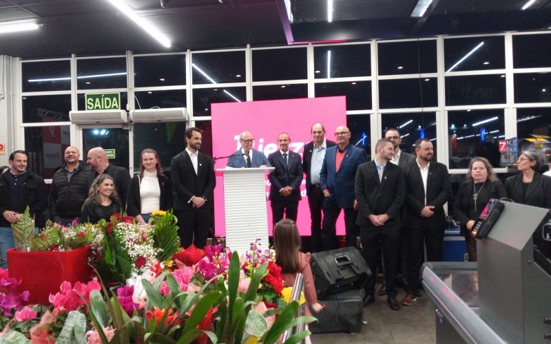 Evento de abertura do novo supermercado Viezzer na noite de quarta-feira em São Leopoldo