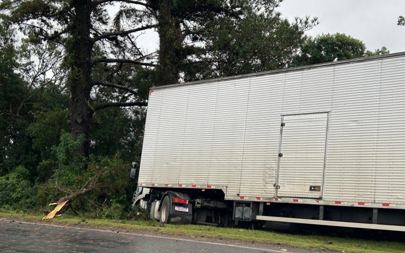 Free way: Bitrem derrapa e colide contra árvore junto ao pedágio de Santo Antônio da Patrulha