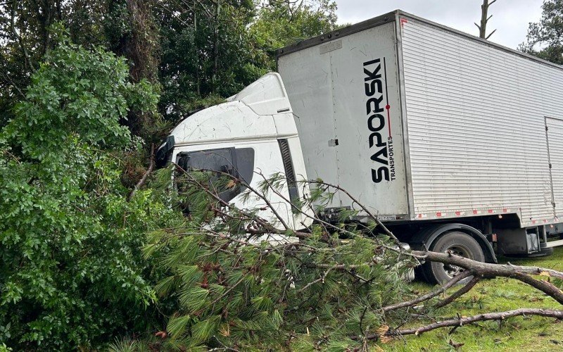Free way: Bitrem derrapa e colide contra árvore junto ao pedágio de Santo Antônio da Patrulha