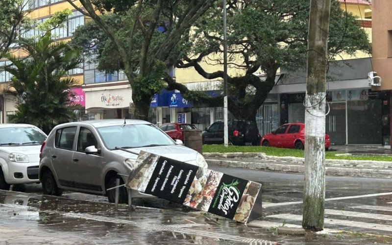 Vento causado por ciclone causa transtornos leves pela cidade