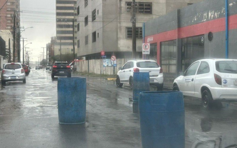 Vento causado por ciclone causa transtornos leves pela cidade