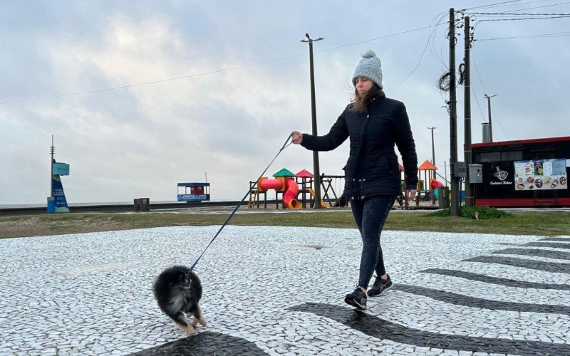 Diessica da Luz, de 32 anos, que saiu com seu cão Jack para passear na orla de Tramandaí | abc+