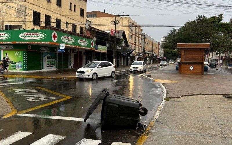 Vento causado por ciclone causa transtornos leves pela cidade