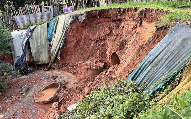 Deslizamento de terra na Rua Fernando de Noronha, bairro Guarani, em Novo Hamburgo | abc+