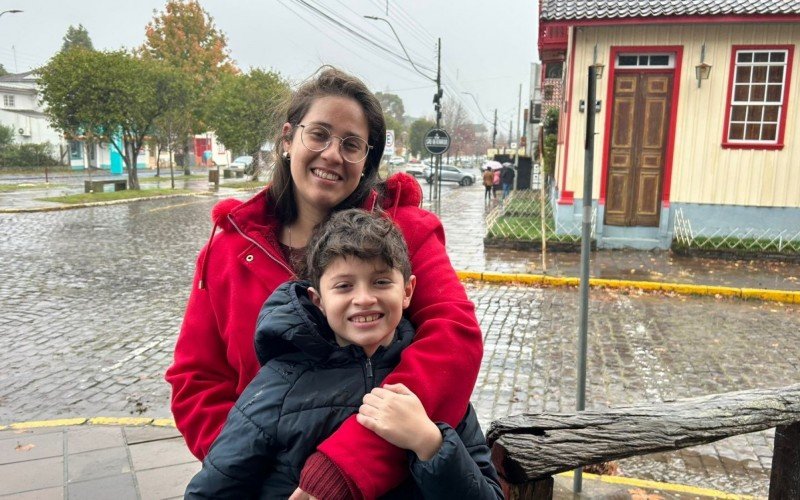 Marina e o filho Dante aproveitaram o dia em São Chico mesmo sem neve | abc+