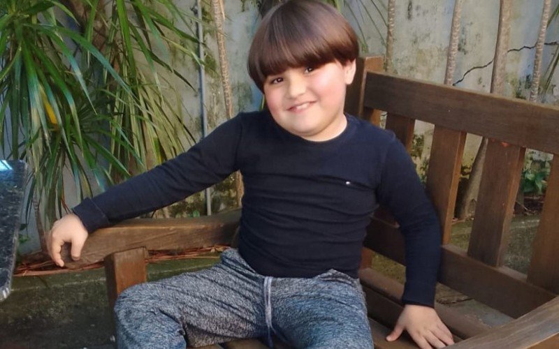 Kalebi tem 8 anos e precisa receber o remédio mais caro do mundo