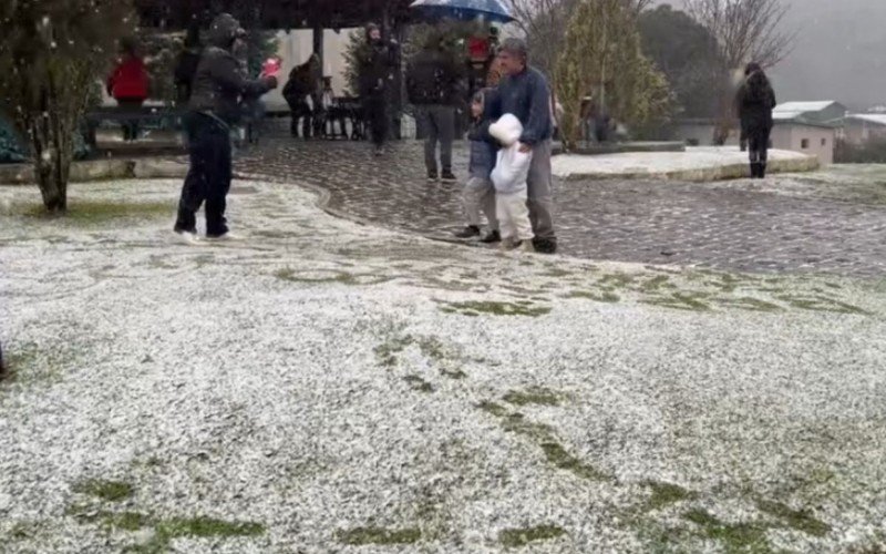 Turistas aproveitam a neve em São José dos Ausentes | abc+