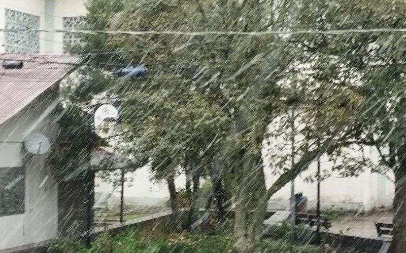 Chuva misturada com neve por volta das 7h15 em São José dos Ausentes, nos Campos de Cima da Serra | abc+