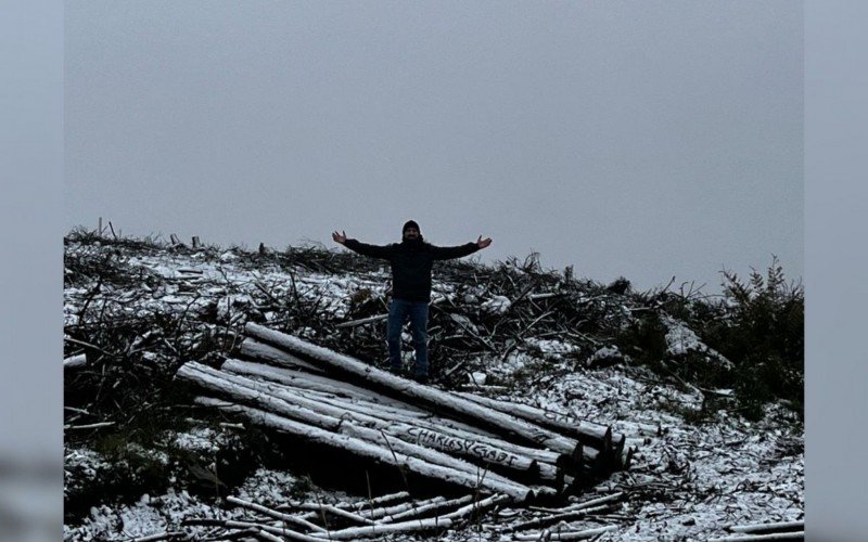Anderson Luís Nunes aproveitou a neve em São José dos Ausentes nesta quinta-feira (29)  | abc+