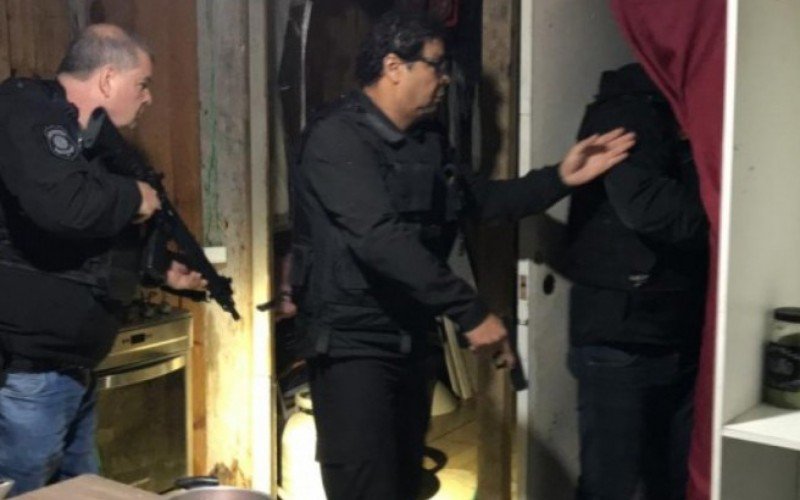 Operação executada na manhã desta quinta-feira (29) levou seis à cadeia, em Canoas