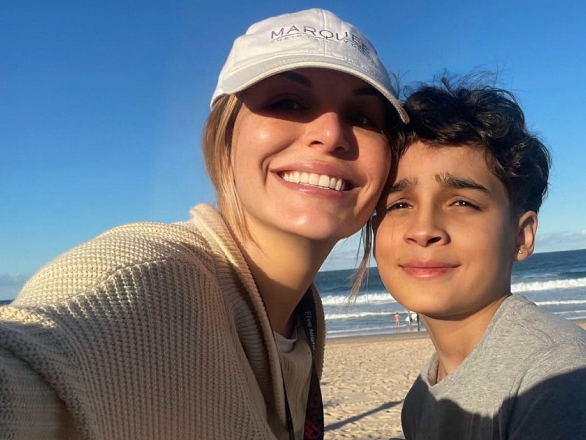 Atriz tenta arrecadar dinheiro para congelar corpo do filho que morreu aos 13 anos: "Imploro que me ajudem a preservar a vida dele"