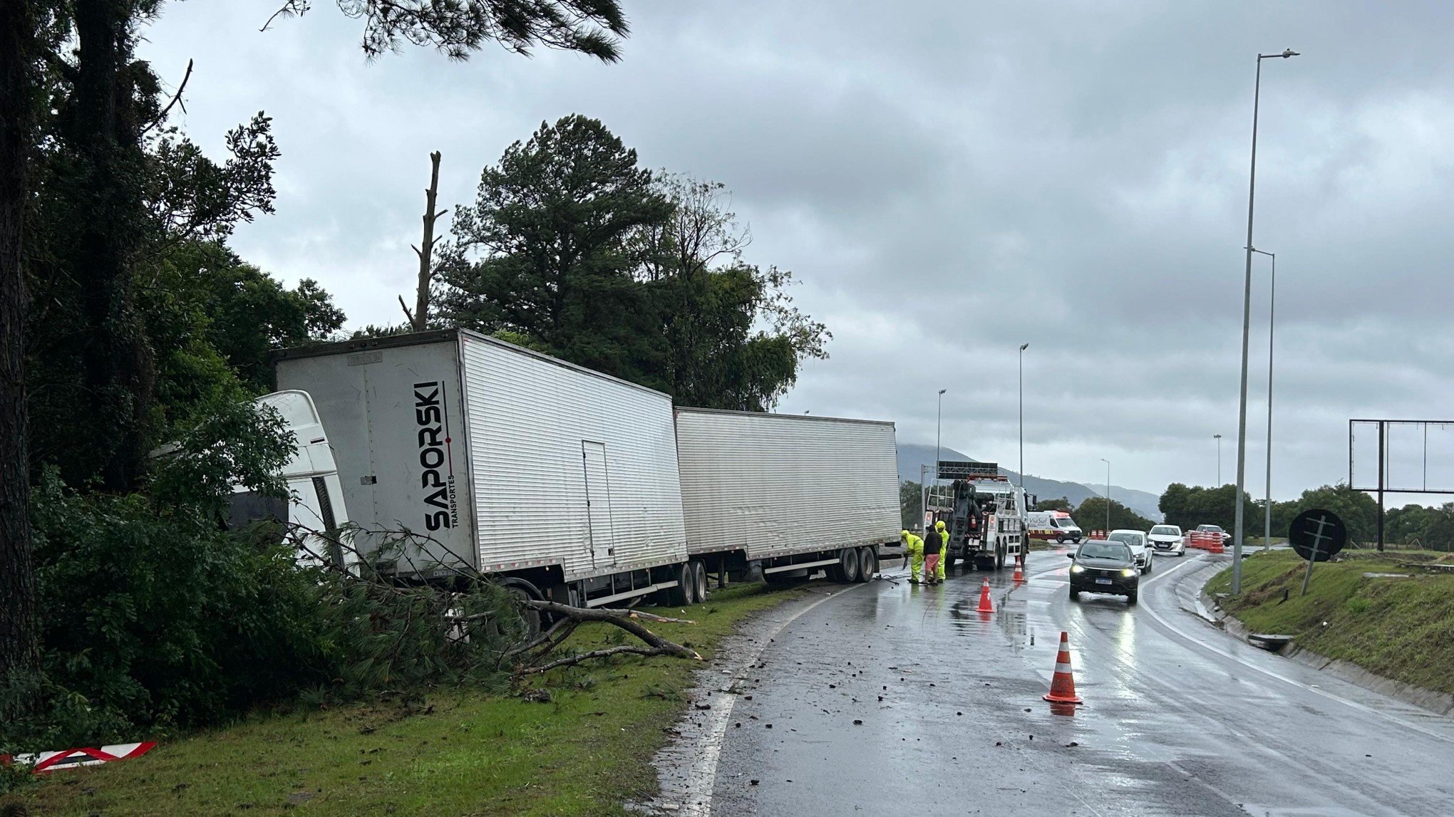 FREE WAY: Caminhão derrapa e colide contra árvore junto ao pedágio de Santo Antônio da Patrulha