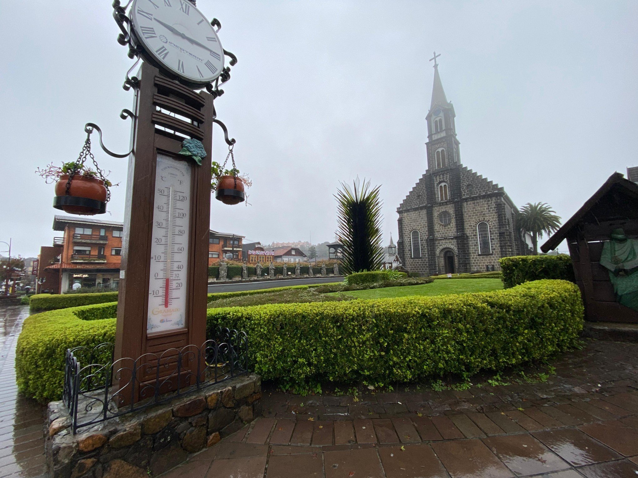 Temperatura chega a 0°C em Gramado com chuva e vento; São Francisco de Paula registra neve