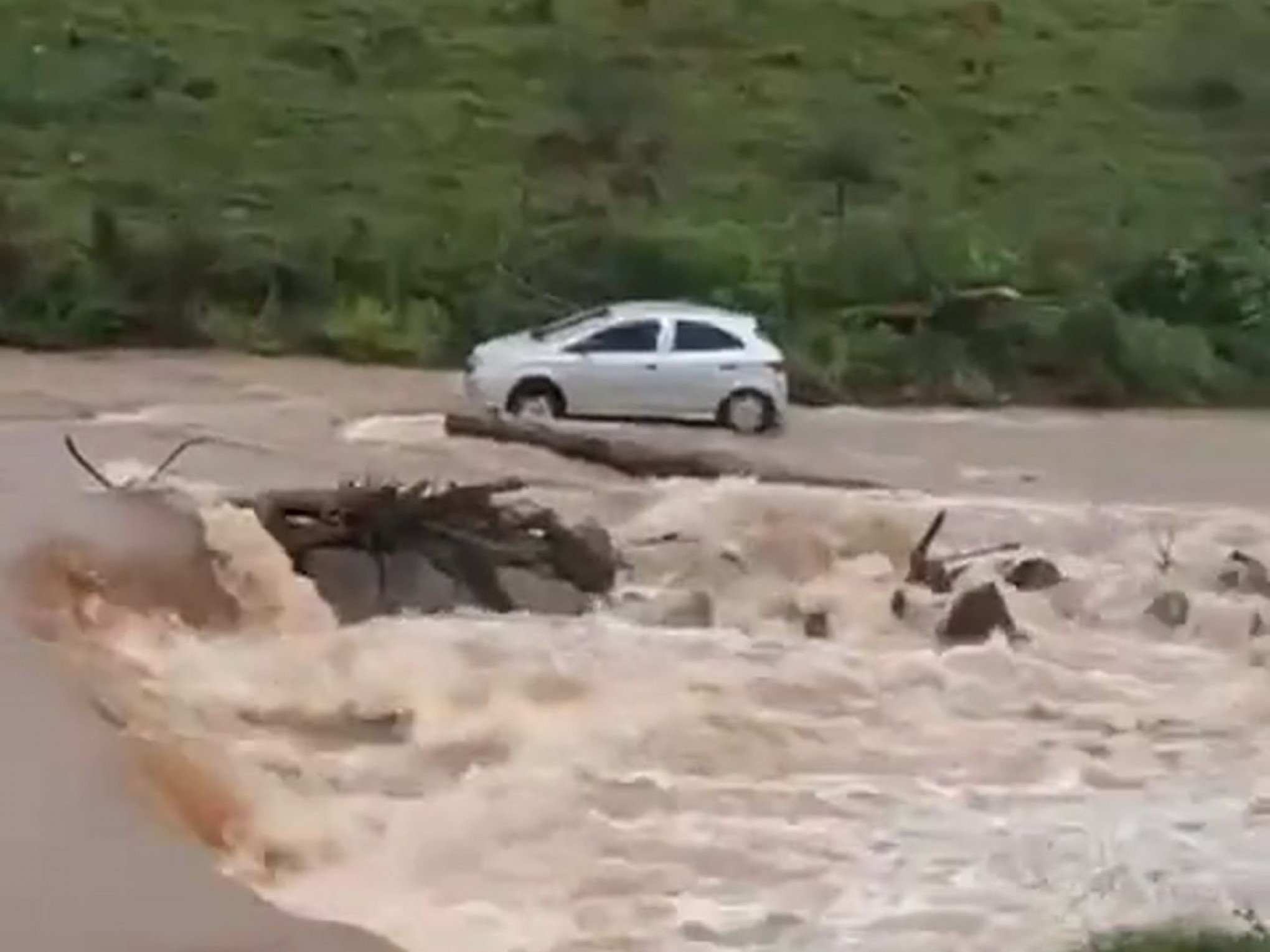 VÍDEO: Casal de idosos fica ilhado dentro de carro cercado por forte correnteza no litoral gaúcho