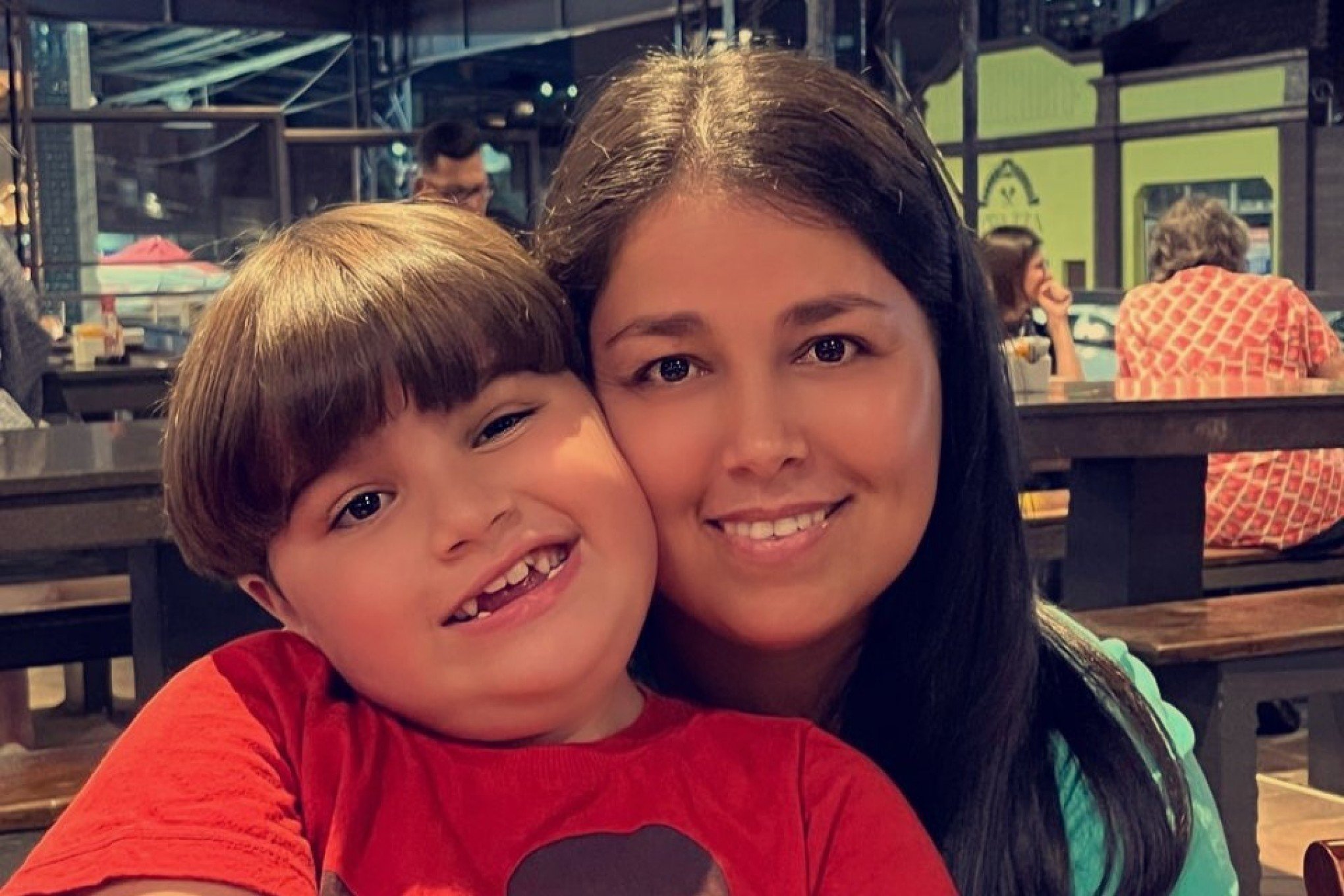 "Estou correndo contra o tempo": Mãe luta para salvar o filho de 8 anos com doença rara