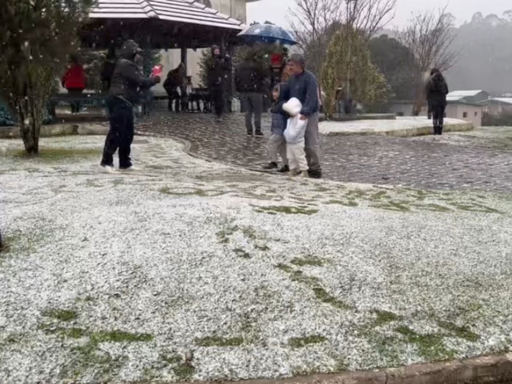 VÍDEO: Turistas se surpreendem com neve em cidade do RS; veja momento em que fenômeno foi registrado