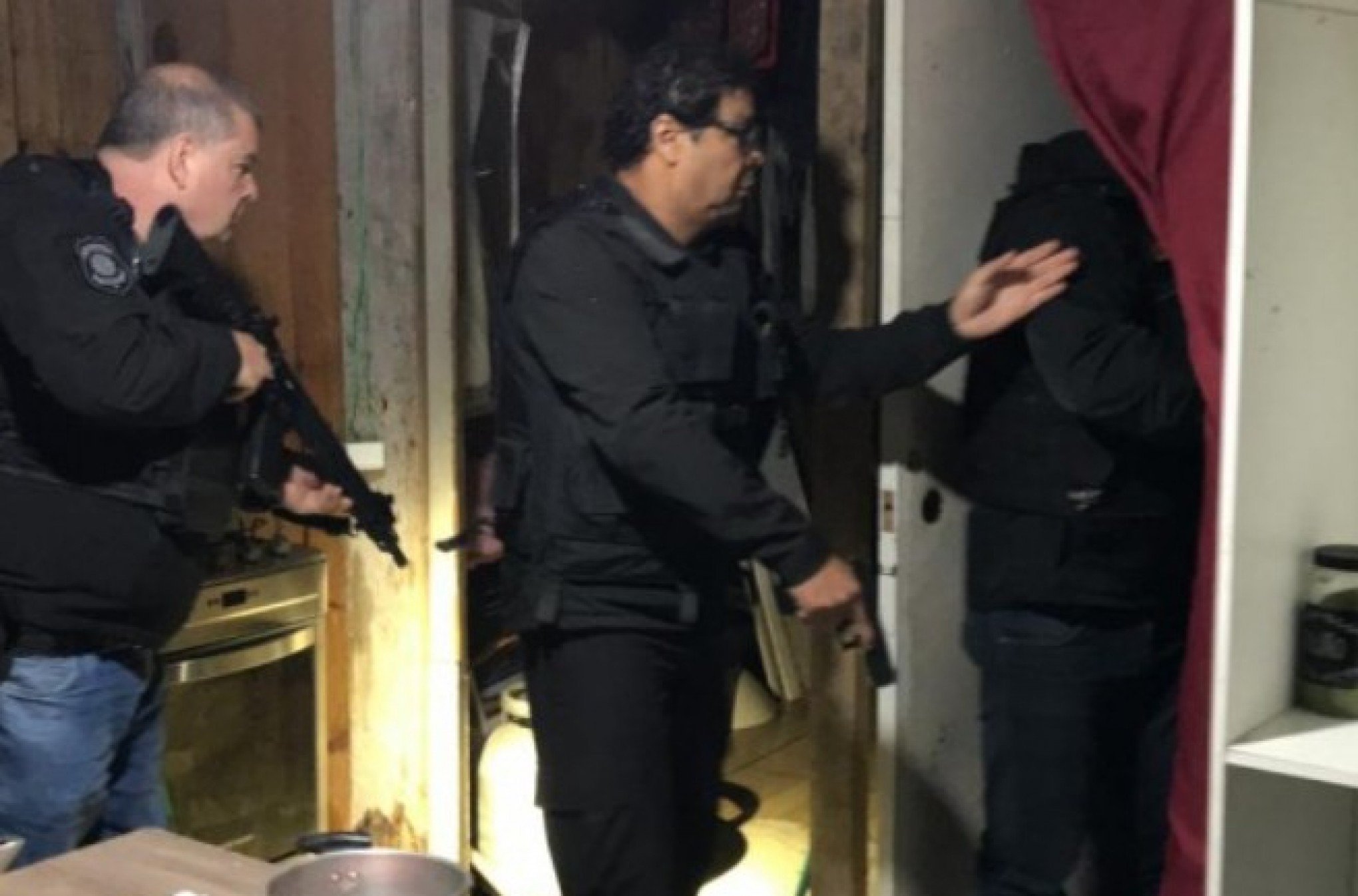 Instrutor de crossfit é suspeito de filmar adolescente durante troca de roupa em vestiário: "Abusivo e coercivo", diz delegado