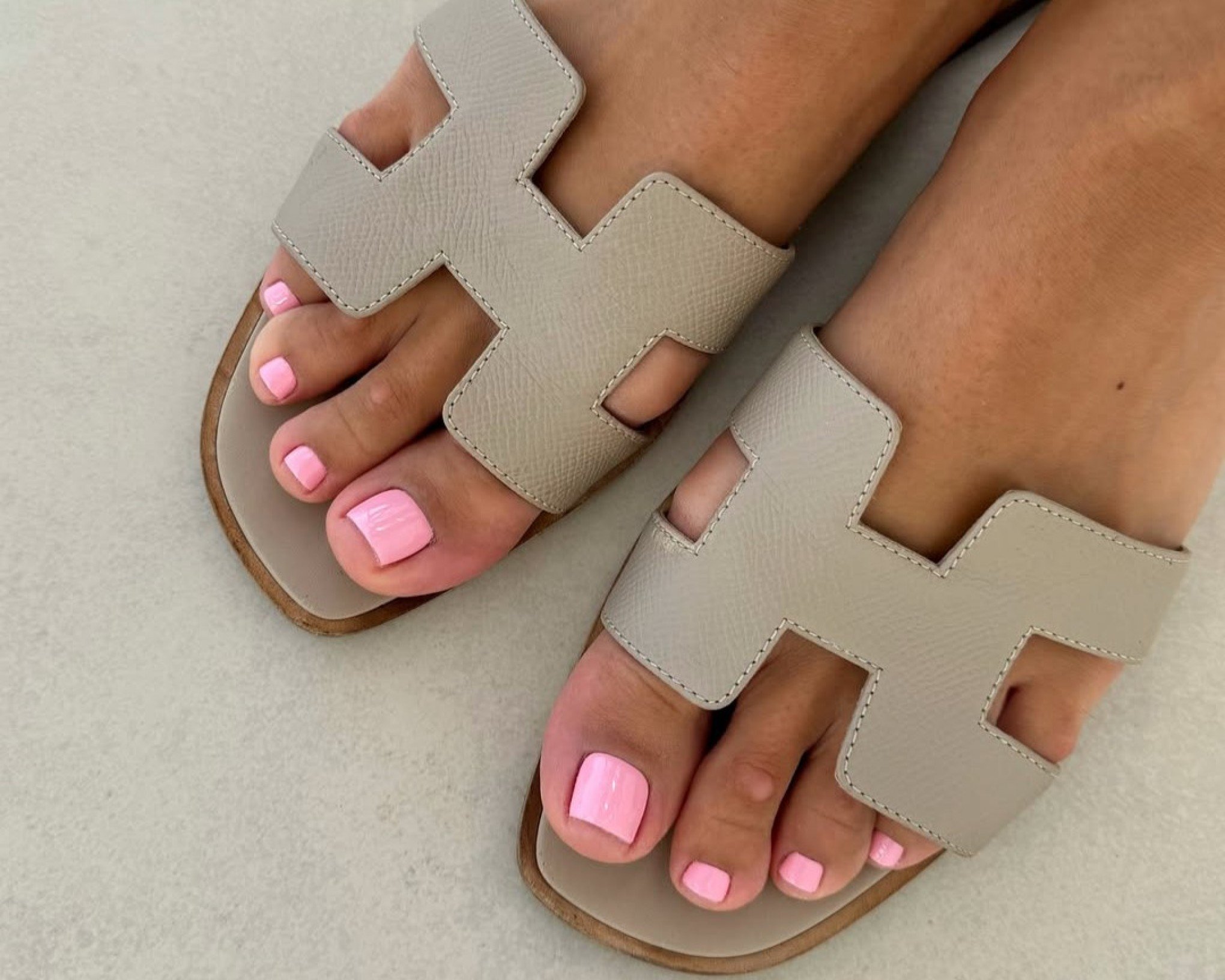 7 esmaltes delicados que vão dominar as unhas dos pés no inverno 2025