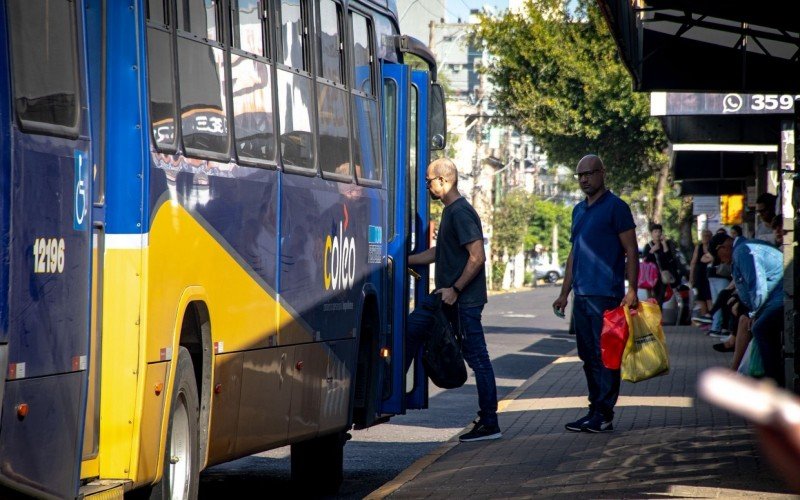 A ação visa facilitar a renovação dos cartões de transporte para passageiros com 60 e 65 anos, cujos modelos antigos deixarão de funcionar em breve