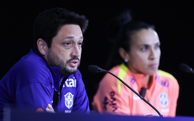 Arthur Elias e Marta concederam entrevista coletiva nesta quinta | abc+