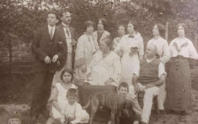 Família Varnieri, em foto de janeiro de 1914, no Passo da Cavalhada, em Porto Alegre. Ao centro, Giuseppe e Teresa