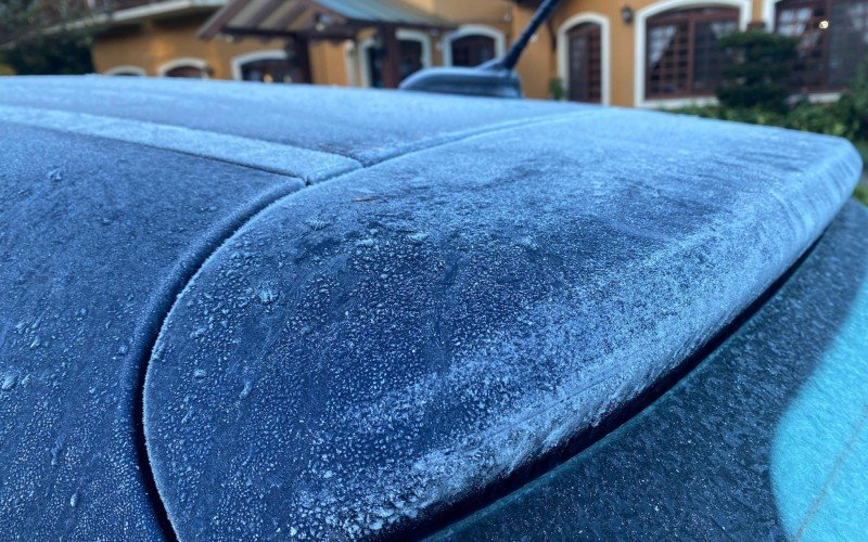 Carros congelaram com a geada em Canela, nesta sexta-feira (30)