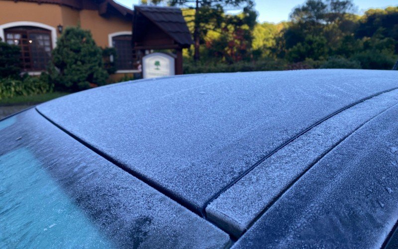 Carros congelaram com a geada em Canela, nesta sexta-feira (30)