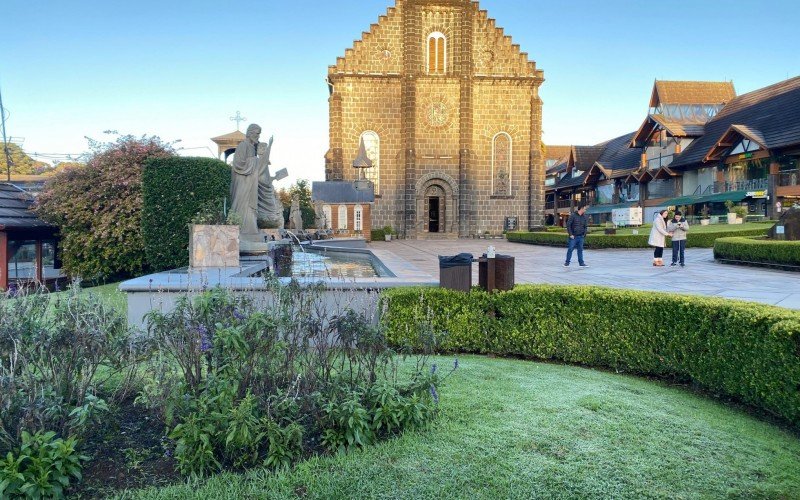 Grama da Igreja São Pedro congelou com as baixas temperaturas | abc+
