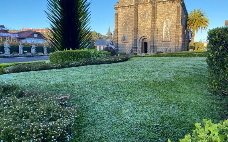 Grama da Igreja São Pedro congelou e termômetros marcavam -2ºC